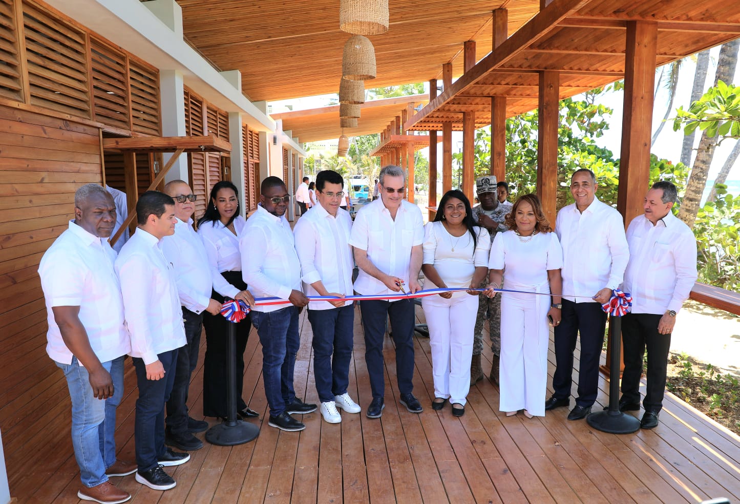 Presidente inaugura reconstrucción de dos plazas de vendedores en playa Guayacanes