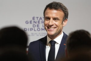 Macron encara una tormenta política por la aprobación de la reforma de las pensiones