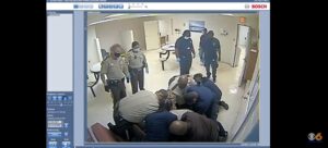 EEUU: video muestra a policías asfixiando a un afroamericano