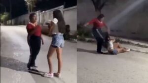 Madre golpea y arrastra por el piso a su hija víctima de bullying