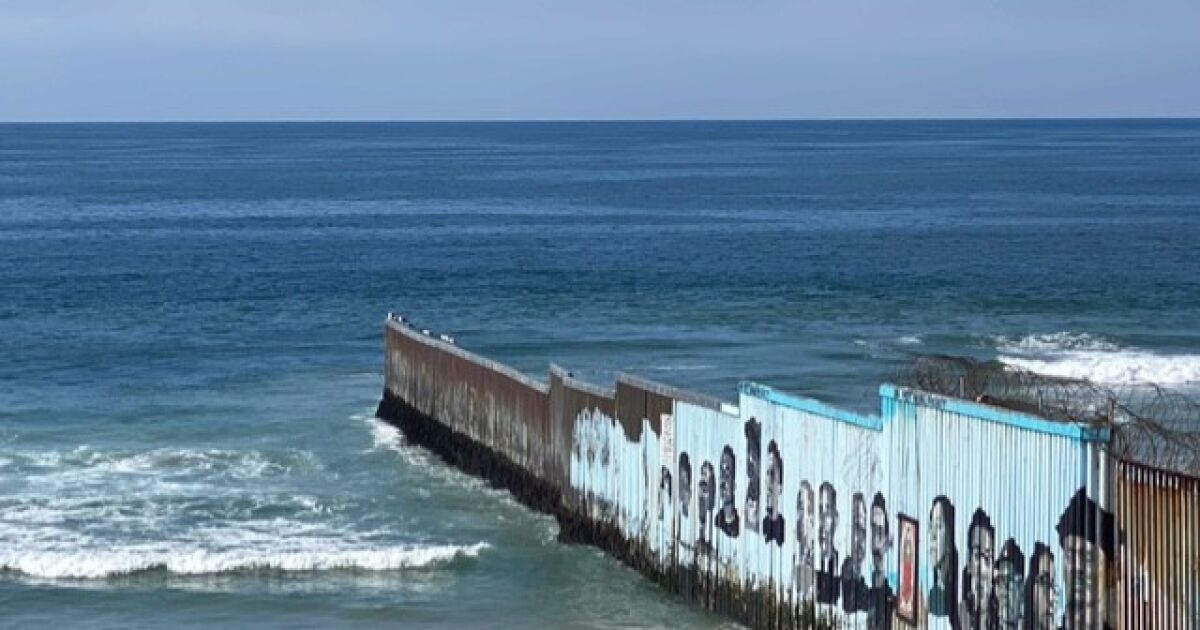 Ocho migrantes muertos al naufragar un bote frente a las costas de California