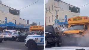 Robo, persecución y choque: Jeep robado impacta contra autobús escolar en Nueva York