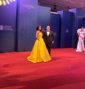 Fidia Peralta llega de amarillo a la alfombra de los Premios Soberano