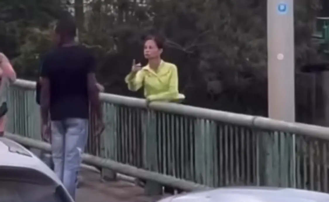 Detenida mujer que intentó lanzarse de un puente en La Romana