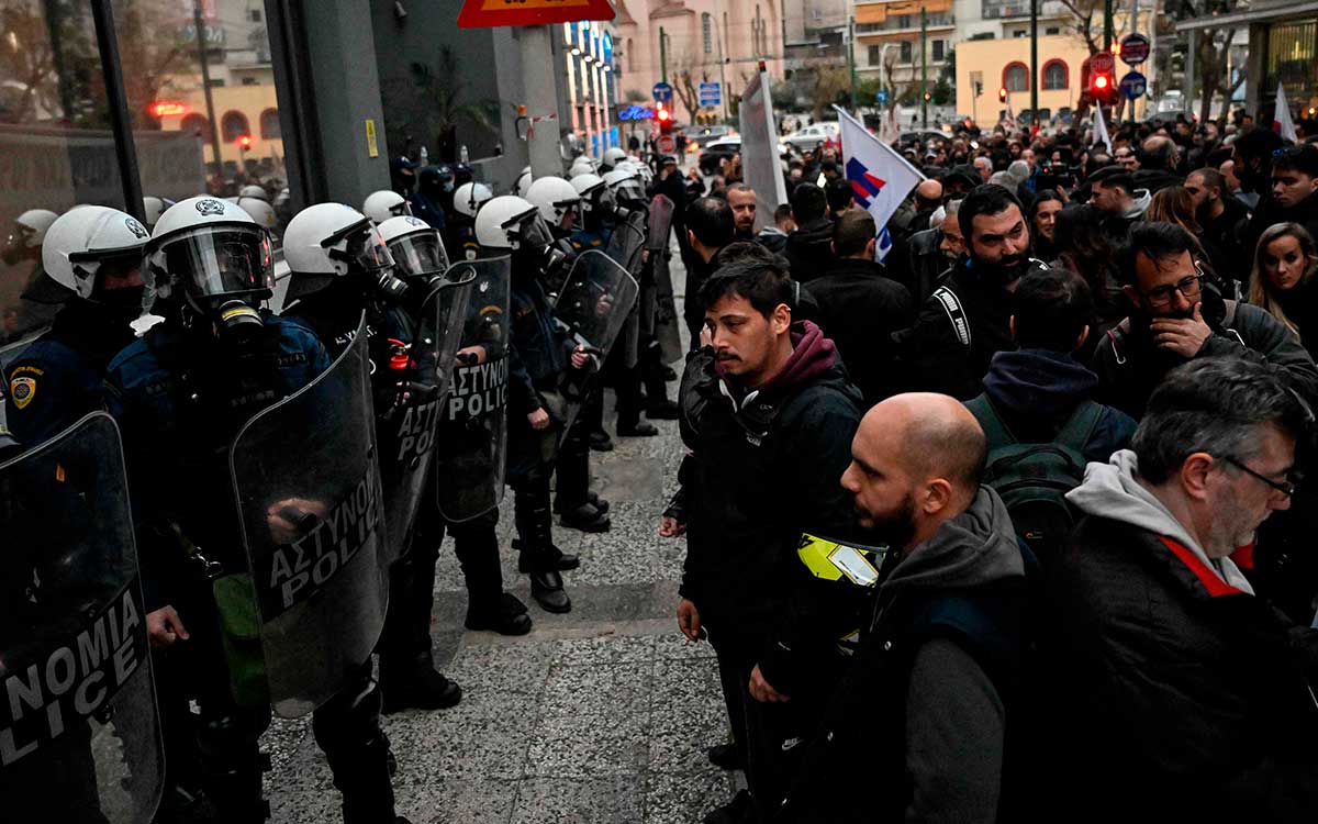 Tensión en Grecia: policías y manifestantes se enfrentan en huelga