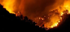 Incendio forestal afecta una montaña al norte de la capital de Tailandia