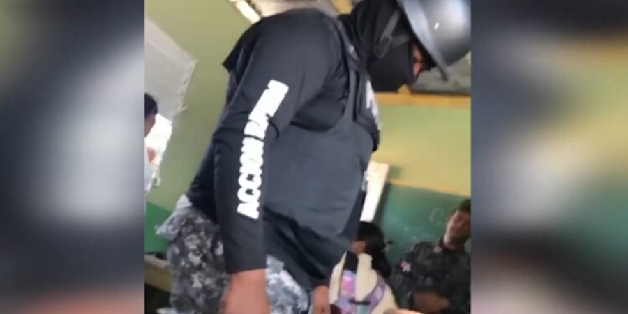Denuncian que polícias revisaron mochilas en una escuela de Los Guaricanos