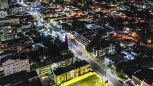 Coloca más de 1,500 luces LED en avenidas del Distrito Nacional