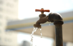 Geólogo alerta sobre déficit de agua potable en el país 