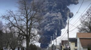 Multitud de pacientes en Ohio sufren quemazón al respirar y debilidad general tras el descarrilamiento del tren