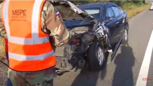 Carro se estrella contra camioneta de Comipol en autovía del Este