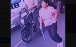 Video: mujer destroza vidrios del carro de conductora que habría rozado su yipeta