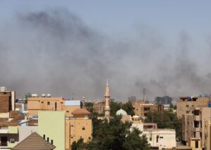 Casi 330 personas muertas y 3,200 heridas por el conflicto en Sudán, dice la OMS

