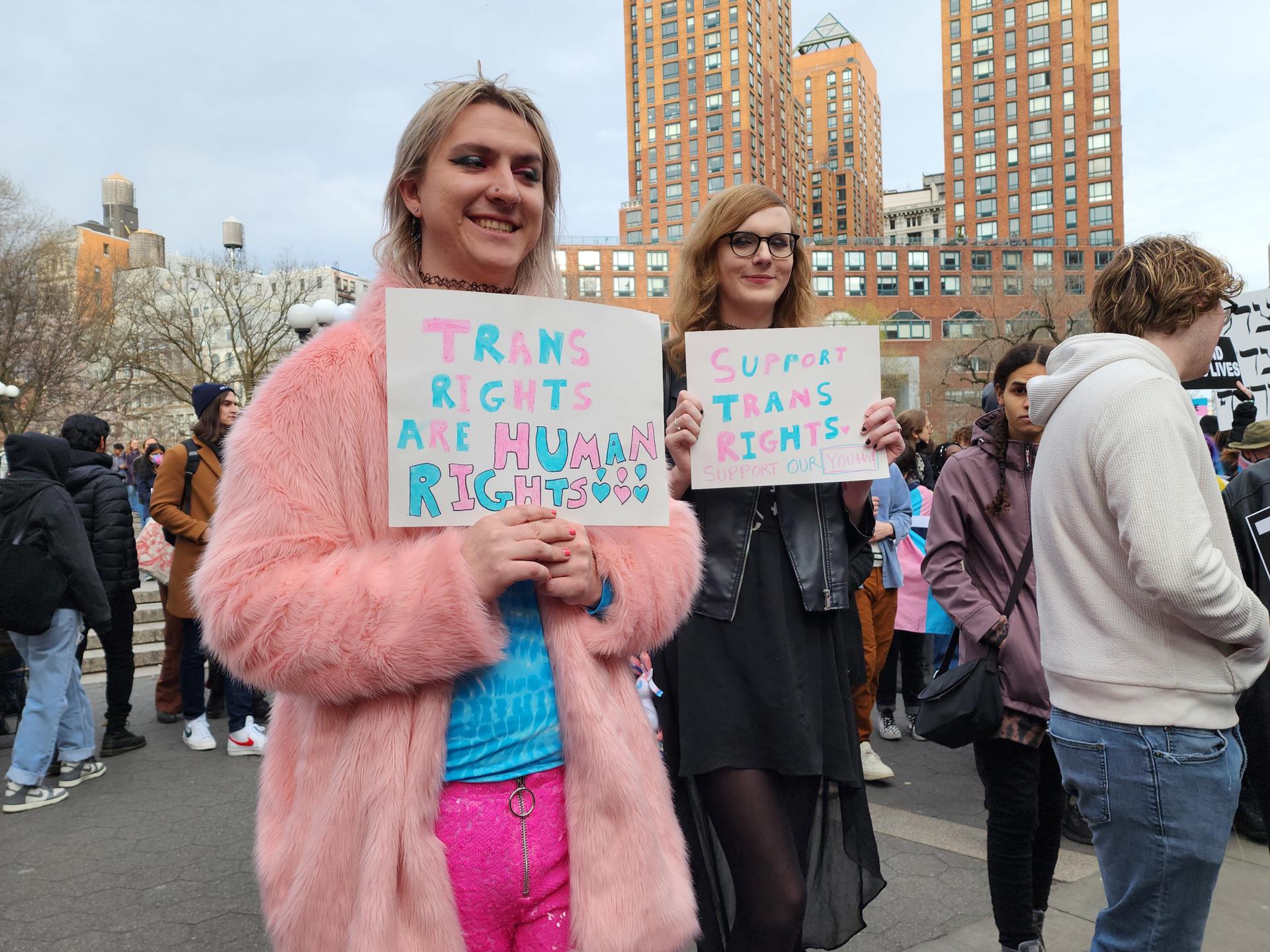 Cientos de jóvenes trans repudian en Nueva York leyes contra comunidad LGBTQ+