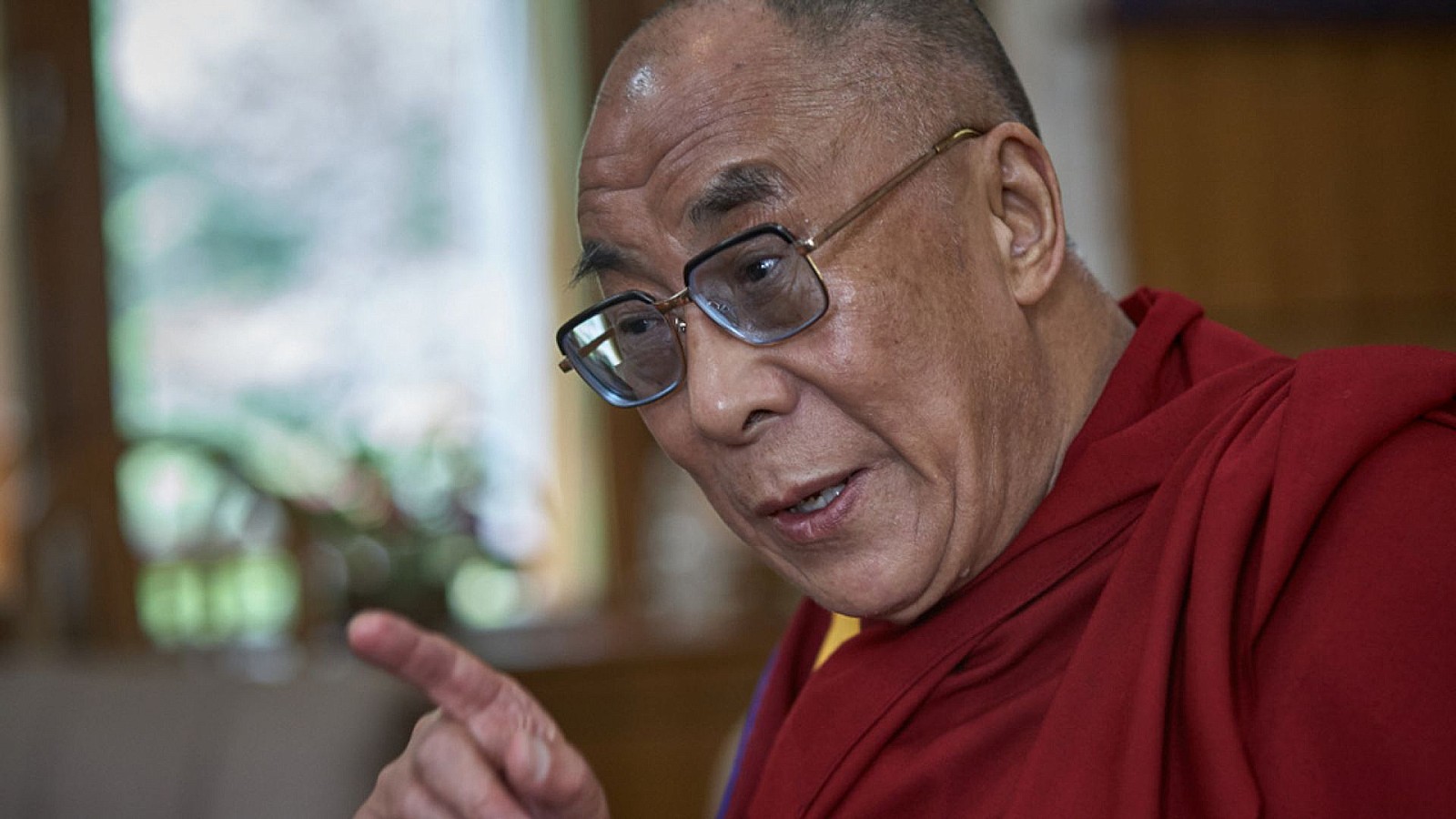 El Dalai Lama se disculpa tras besar a un niño en la boca