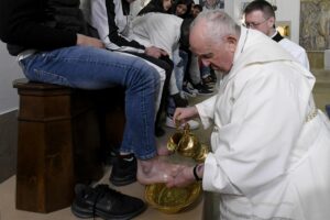 El papa Francisco lava los pies de doce jóvenes presos el Jueves Santo