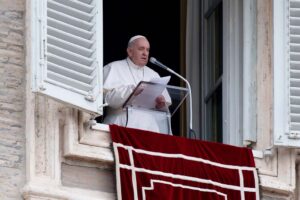 El papa no acudirá al Coliseo para el Viacrucis y lo seguirá en el Vaticano