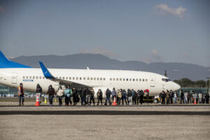 Estados Unidos reanuda los vuelos de deportación de migrantes a Cuba