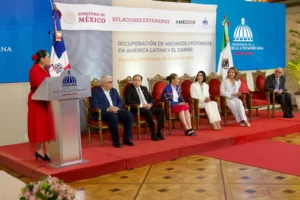 México dona a la República Dominicana un escáner para digitalizar archivos históricos 