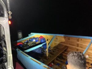 Guardacostas intercepta embarcación improvisada y devuelve a 40 migrantes a Punta Cana