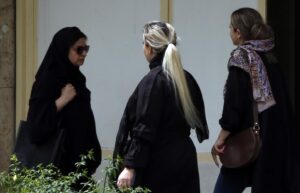 La Policía iraní cierra 155 negocios por atender a mujeres sin velo