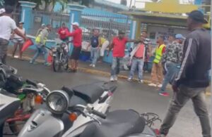 VIDEO: Motoristas sacan sus machetes y se enfrentan por un pasajero en SFM