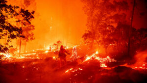 Más de 100 hogares evacuados por gran incendio forestal en Seúl