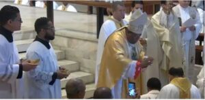 Iglesia Católica celebra Misa Crismal en la Basílica de Higüey