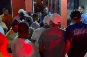 VIDEO: Policía impide que multitud linche hombre intentó prender fuego a su pareja en Montecristi