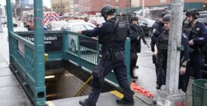 Policía balea hombre armado en las vías del metro en El Bronx
