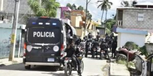 Balacera entre policías y delincuentes deja un muerto y tres heridos en Villa Mella 