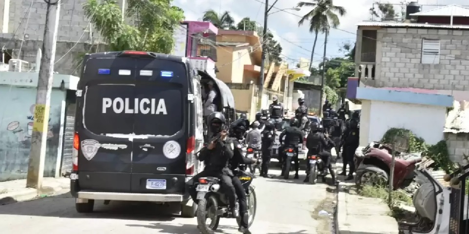 Balacera entre policías y delincuentes deja un muerto y tres heridos en Villa Mella