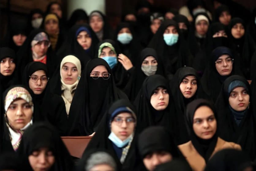 Régimen iraní expulsará a las estudiantes que no usen hiyab
