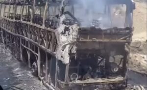 Autobús con dirección a Barahona - Santo Domingo se incendia en plena carretera