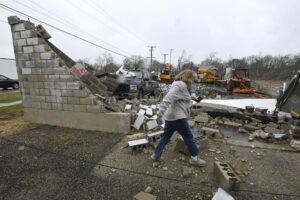 Tormenta destructiva con tornados deja varios muertos en el centro de Estados Unidos
