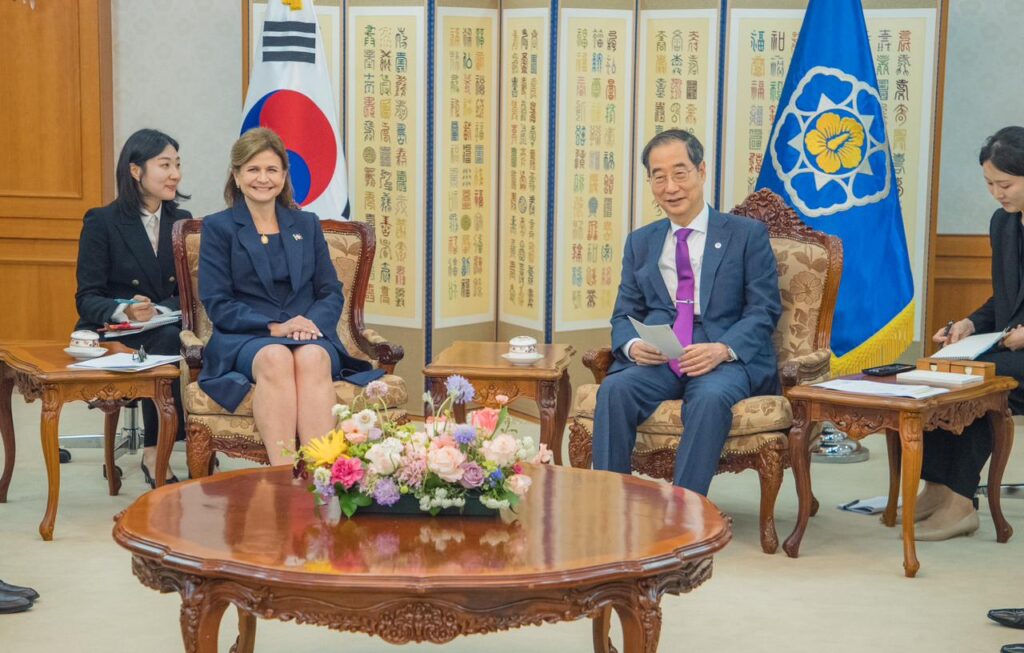 Vicepresidenta y primer ministro coreano hablan sobre posible tratado de libre comercio entre naciones