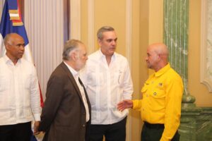 Presidente Abinader califica de héroes a bomberos forestales