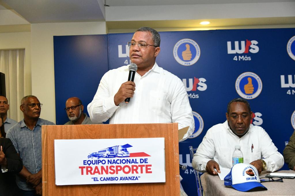 Transportistas piden reelección de Abinader; exdirector del INTRANT encabeza encuentro