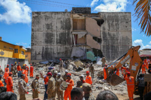 Aumentan a seis las víctimas tras desplome de edificio en Brasil