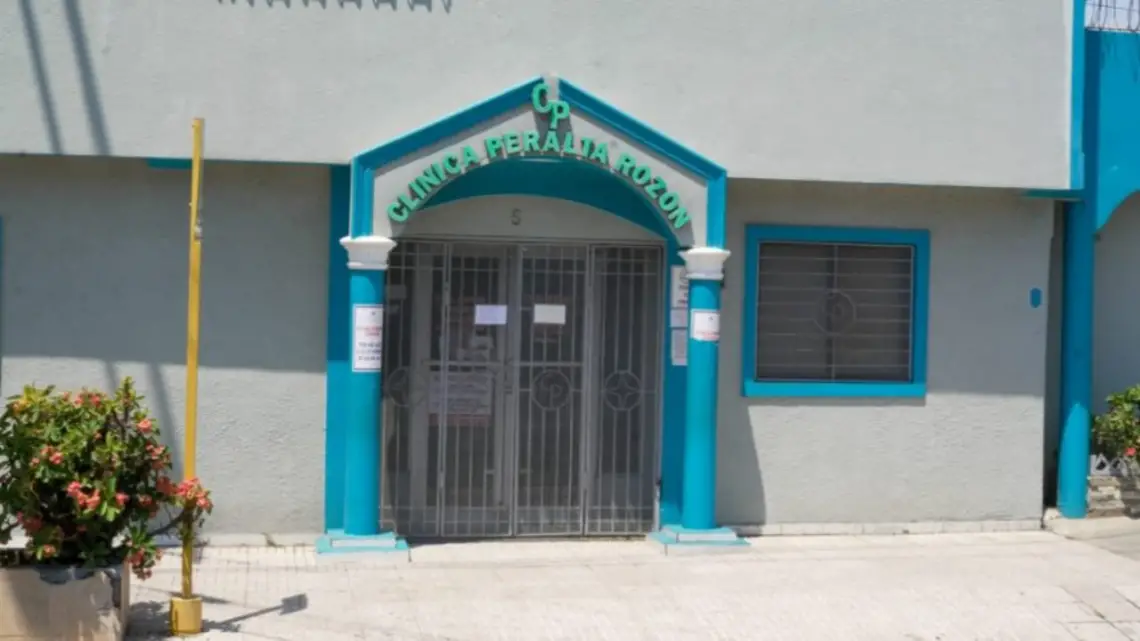 Clinica en Santiago cerrada por no atender a mujer con sobrepeso