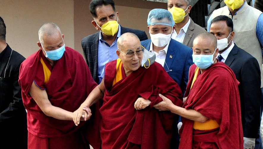 El Dalai Lama besó a un niño en la boca y conmocionó las redes