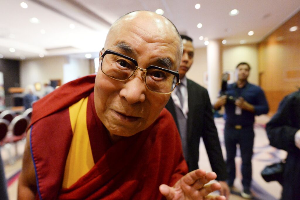 Tres escándalos del Dalái Lama antes del polémico beso al niño