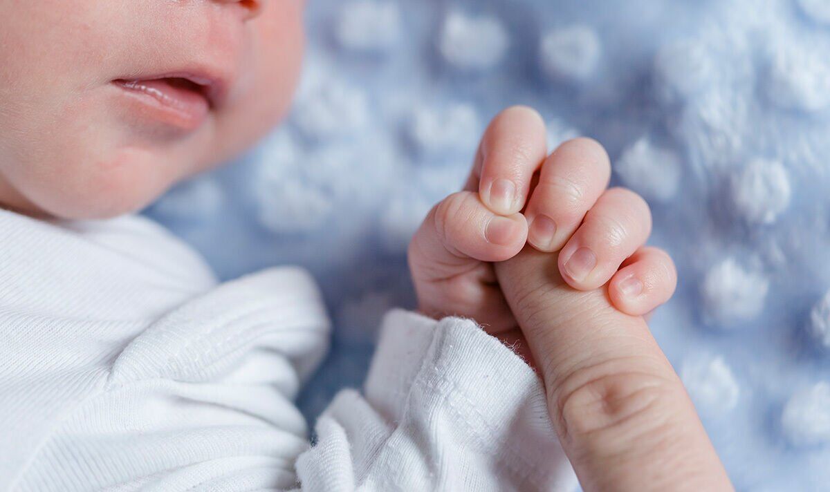 Bebé nace con una rara condición de dos penes y sin ano