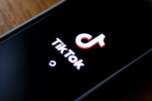 Reino Unido multa a TikTok con más de 14 millones por infracción de datos