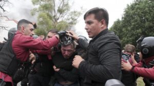 Atacado a puñetazos ministro de Seguridad tras el asesinato de un conductor en Argentina