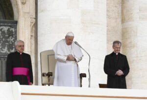 El papa Francisco denunció el “cáncer de la corrupción” y los “vientos gélidos de guerra” en la misa de la Vigilia Pascual