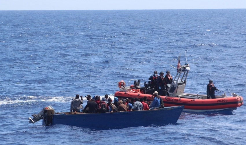 Repatrían 49 migrantes a RD, tras interceptar yola en Puerto Rico