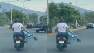 Pareja viaja en moto con su bebé en coche