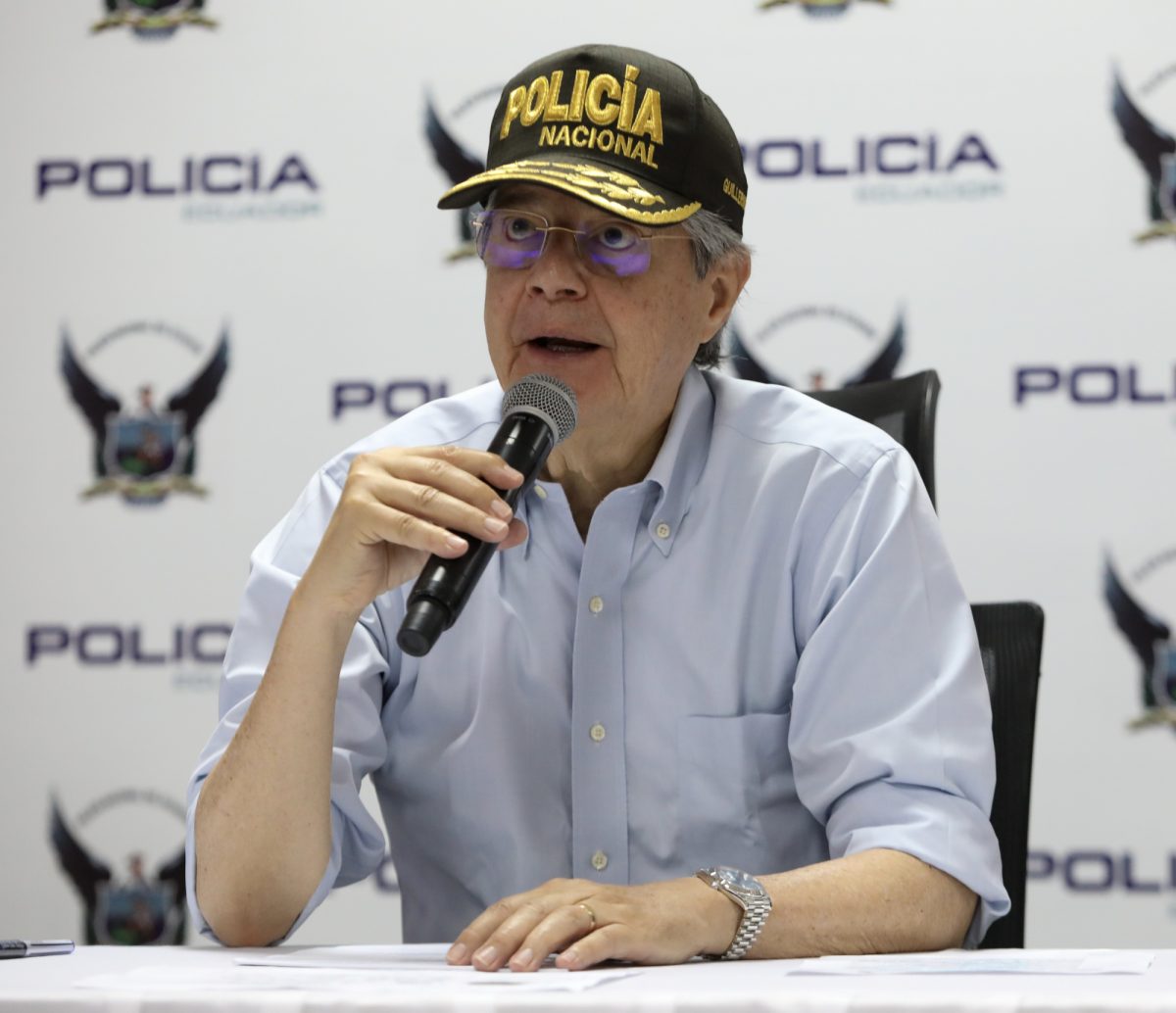 Presidente de Ecuador autoriza que civiles puedan usar armas