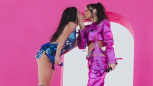Natti Natasha y Becky G se dan un beso en Festival de música Coachella